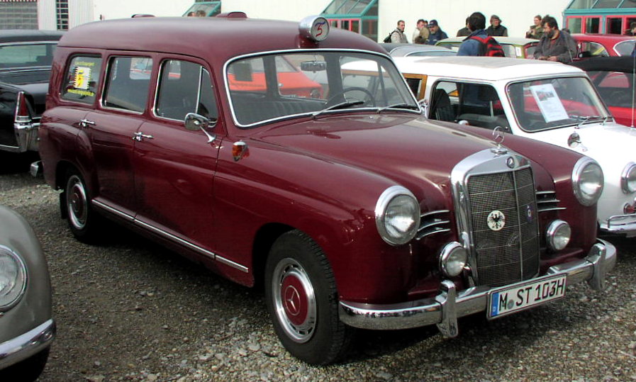 MHV Mercedes-Benz 190a Ambulance 01.jpg