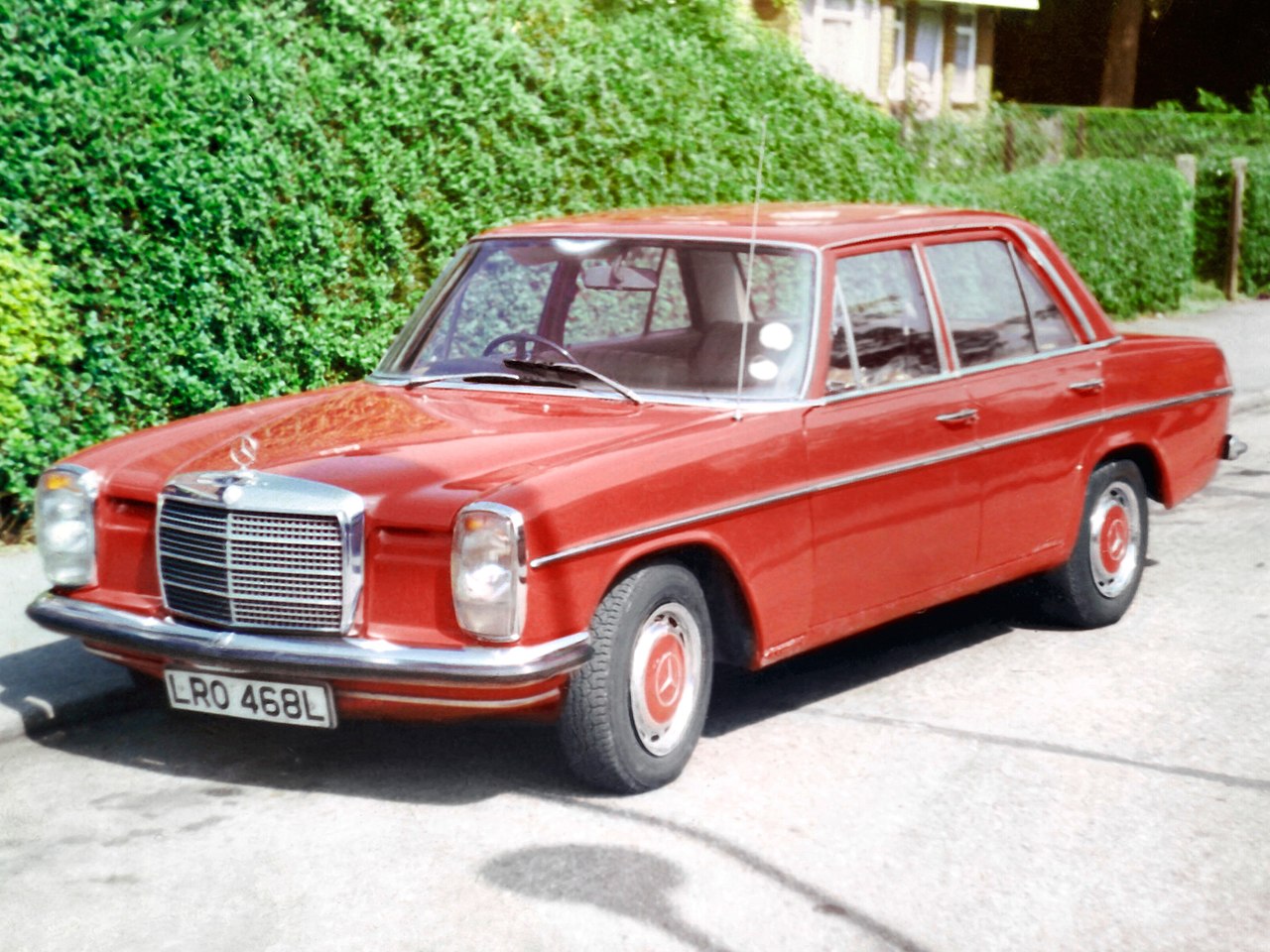 Mercedes Benz 220 (W115).jpg