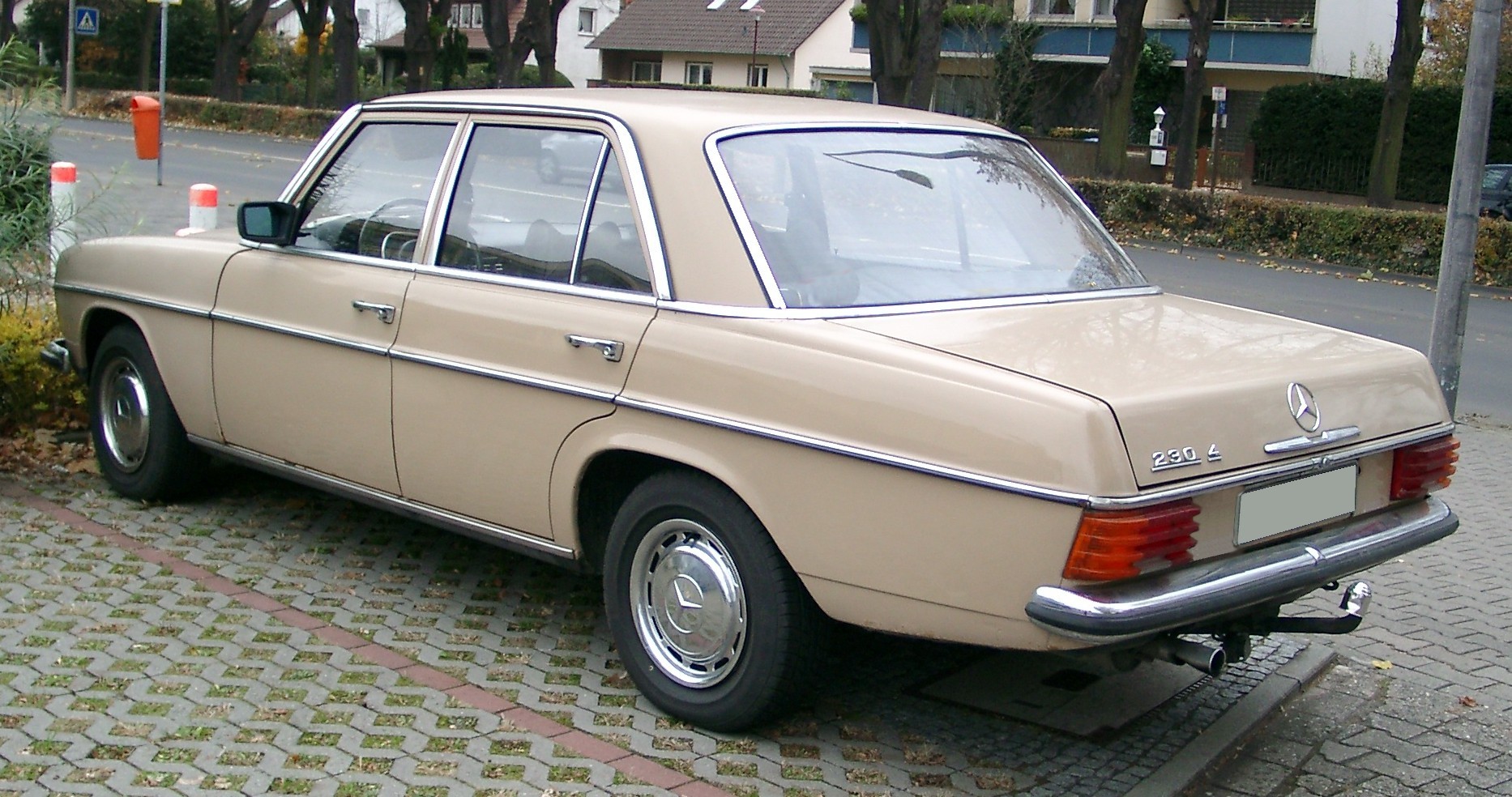 Mercedes W115 rear 20071108.jpg