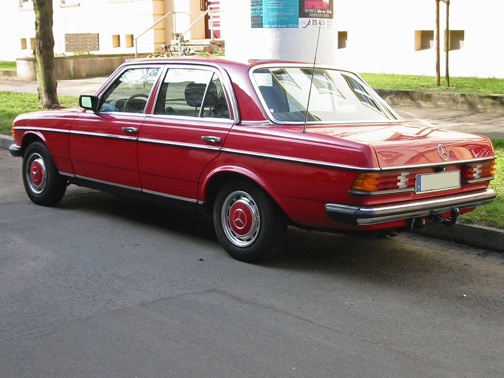 Mercedes Benz 220 (W115).jpg