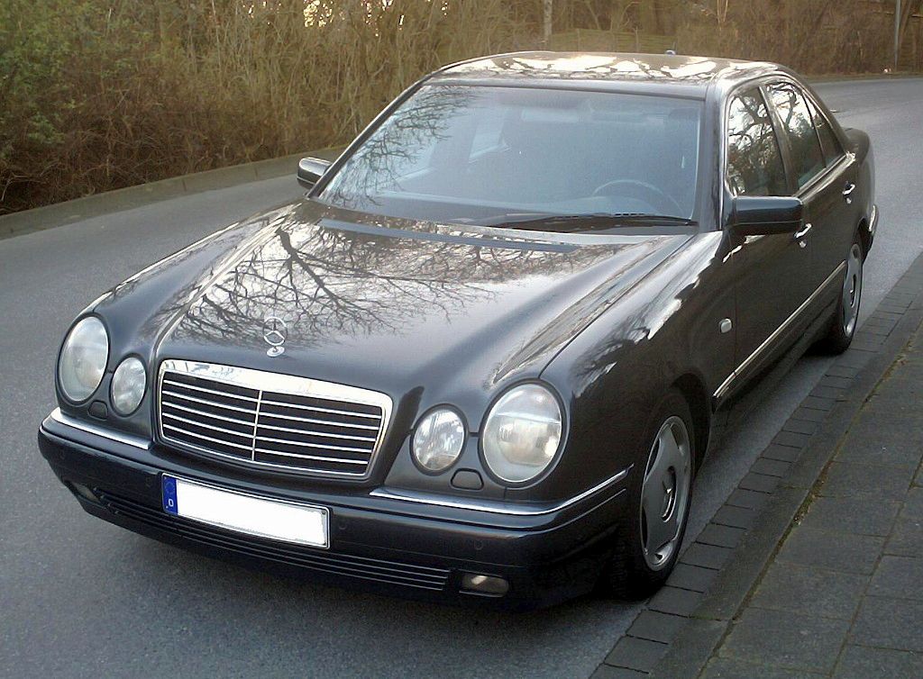 Mercedes Benz 220 (W115).jpg